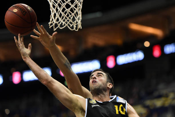 国足再弱也 国足再弱也